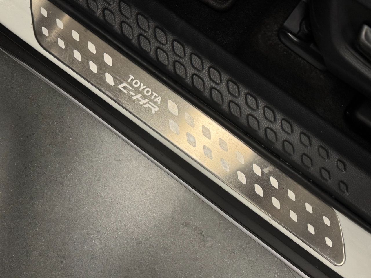 Toyota C-HR CHR miniatura 24