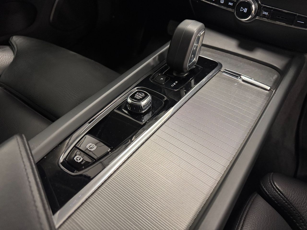 Volvo V60 B4 D PLUS DARK AUTO miniatura 40