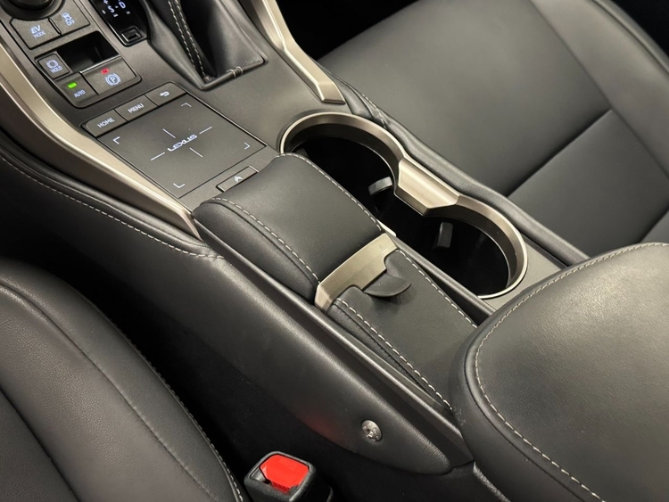 Lexus NX 300H PREMIUM foto 27