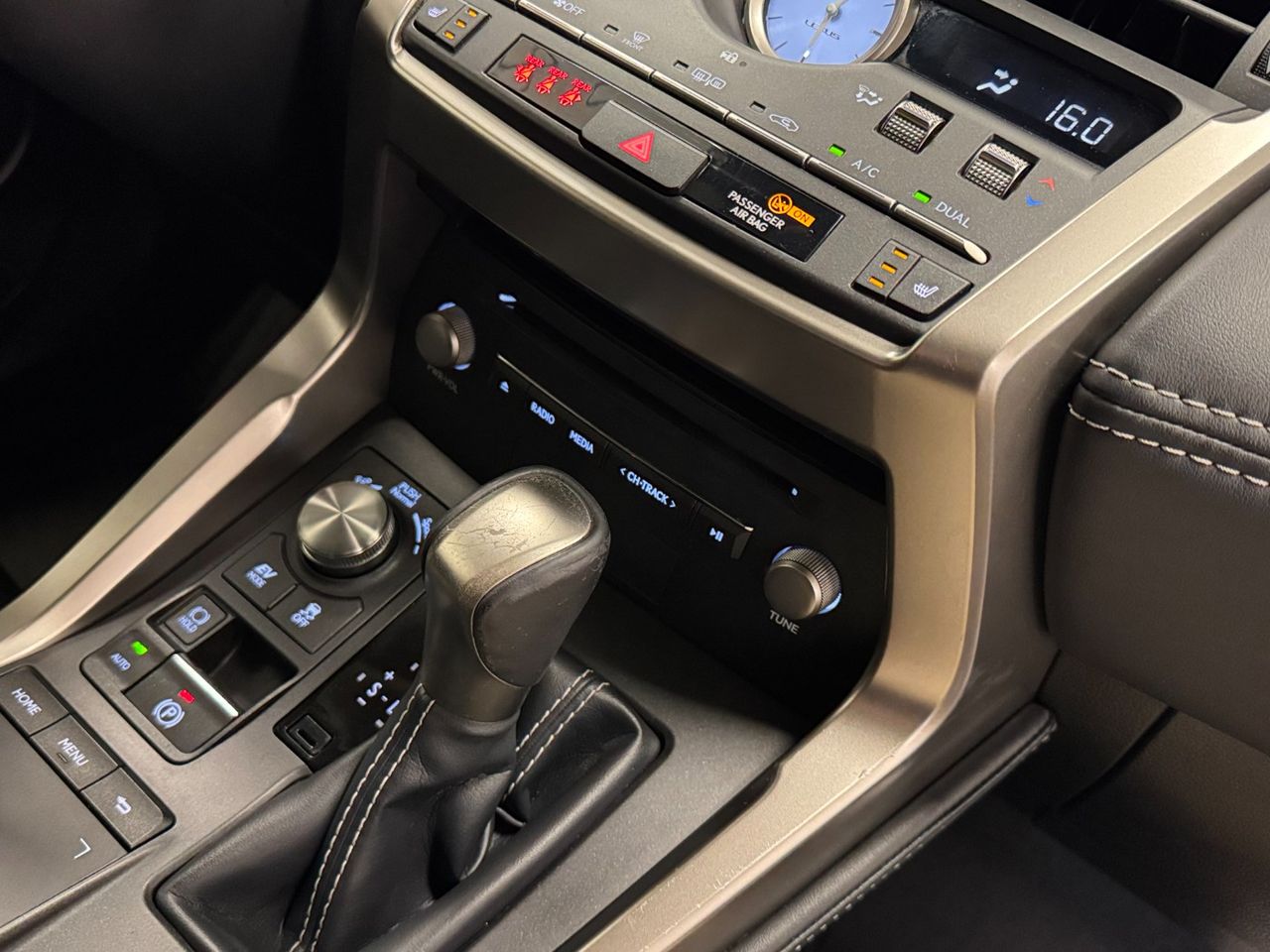 Lexus NX 300H PREMIUM foto 38