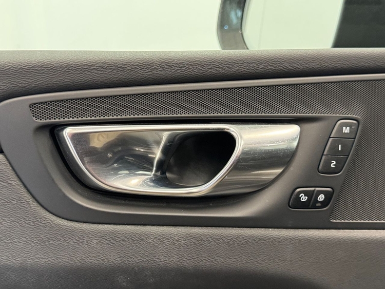 Volvo XC60 RECHARGE R-DESIGN AUTO foto 17