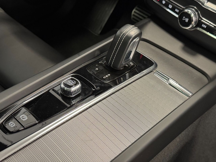 Volvo XC60 RECHARGE R-DESIGN AUTO foto 38