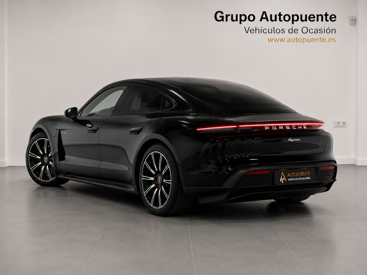 Porsche Taycan TAYCAN miniatura 4
