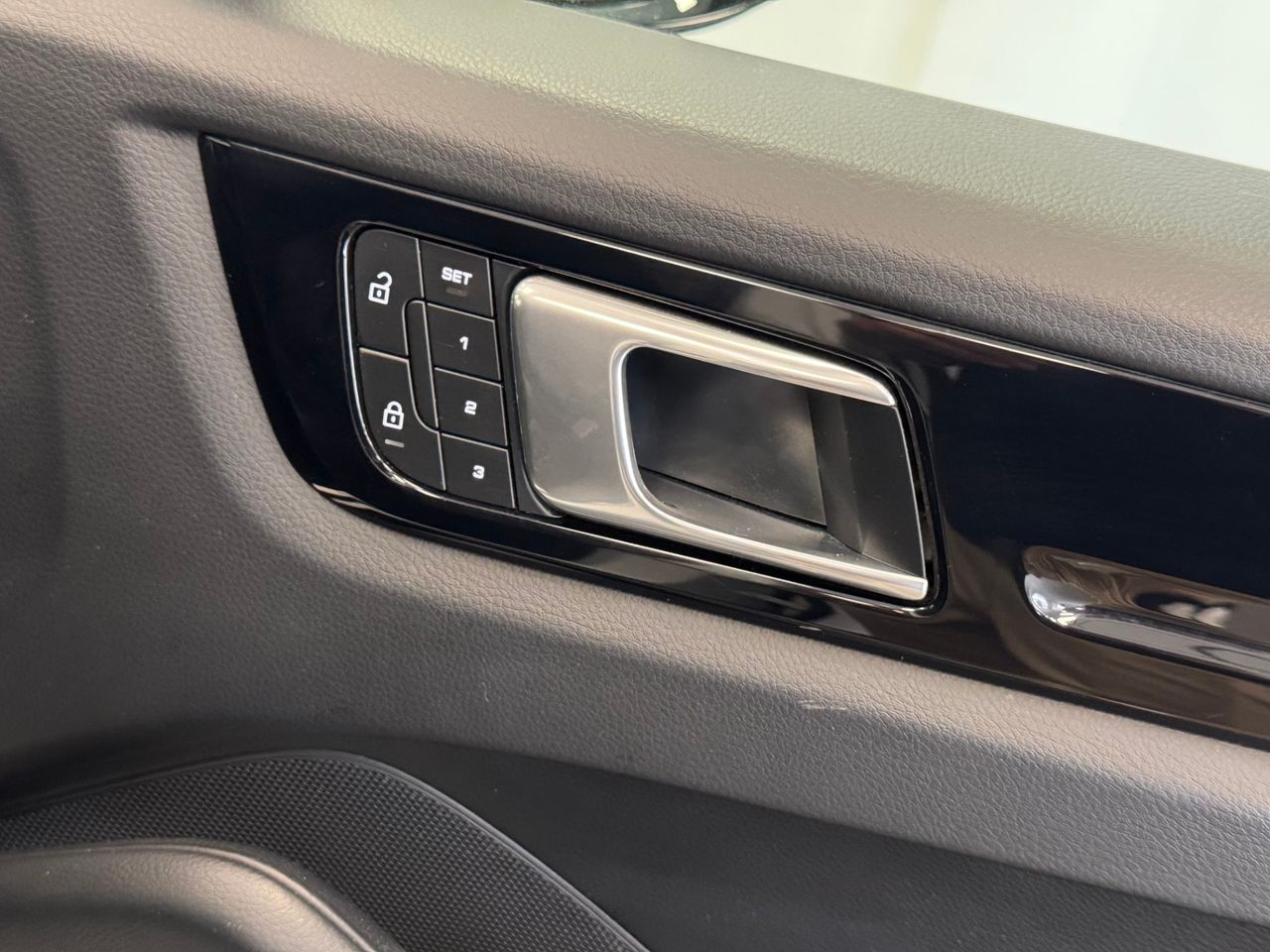 Porsche Cayenne E-HYBRID miniatura 27