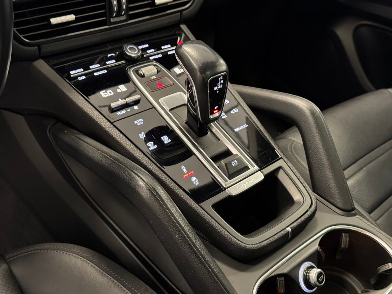 Porsche Cayenne E-HYBRID miniatura 24