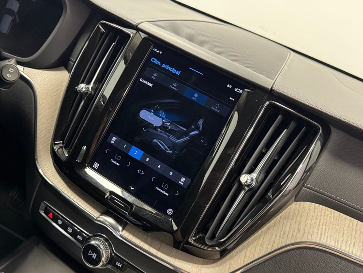 Volvo XC60 B4 D INSCRIPTION AUTO foto 35