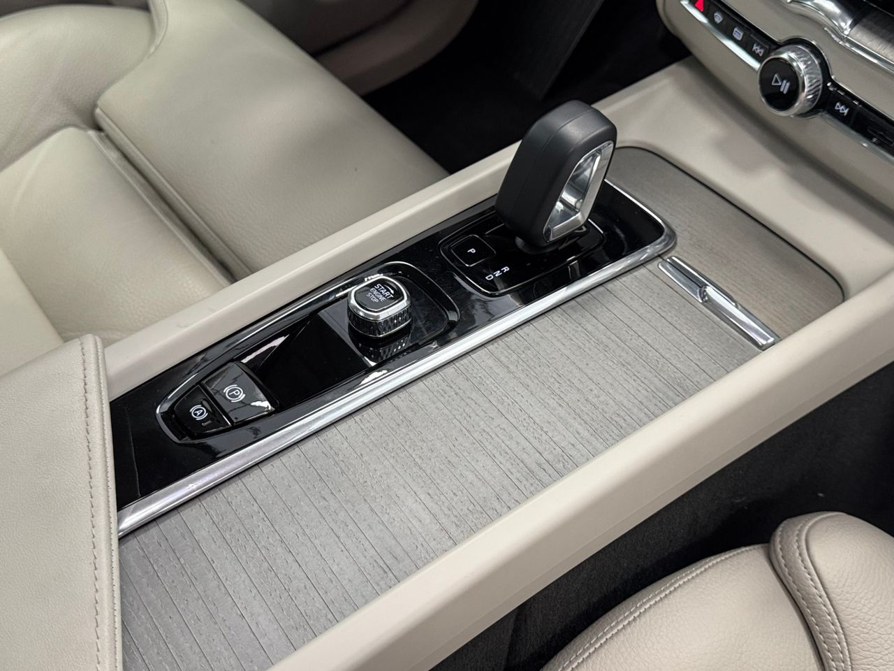 Volvo XC60 2.0 B4D ULTIMATE DARK AUTO miniatura 38